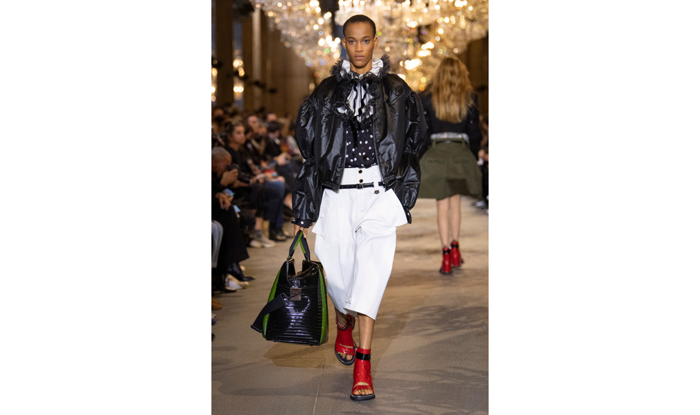 Louis Vuitton to stage catwalk in the Louvre Museum
